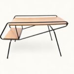 Table d'appoint vintage Métal laqué noir et chêne – Élégance minimaliste d’après-guerre. Une table basse qui ne laisse personne indifferent.