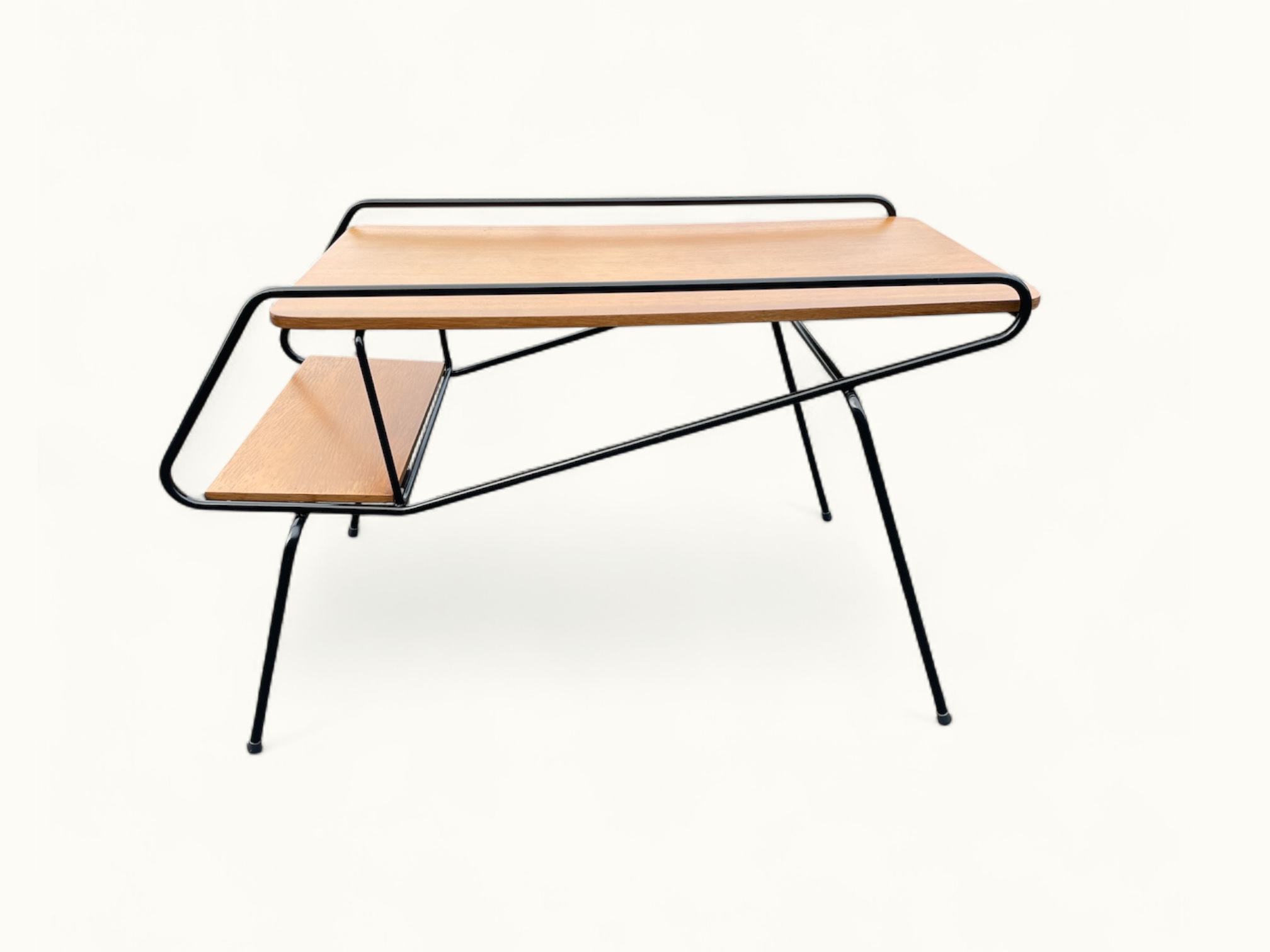 Table d'appoint vintage Métal laqué noir et chêne – Élégance minimaliste d’après-guerre. Une table basse qui ne laisse personne indifferent.