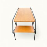 Table d'appoint vintage Métal laqué noir et chêne – Élégance minimaliste d’après-guerre. Une table basse qui ne laisse personne indifferent.