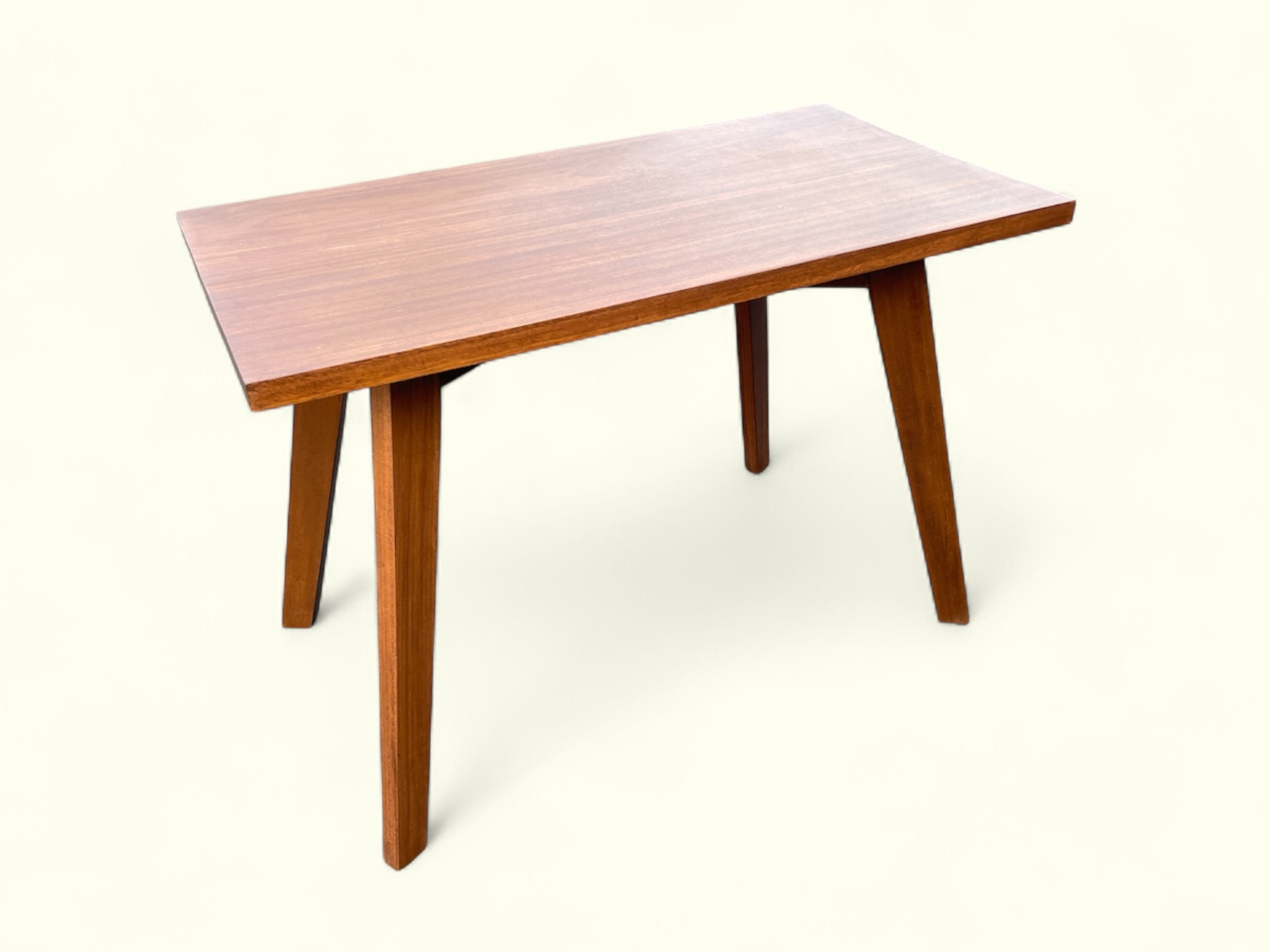 table basse en teck massif, d’inspiration scandinave et brutaliste circa 1950