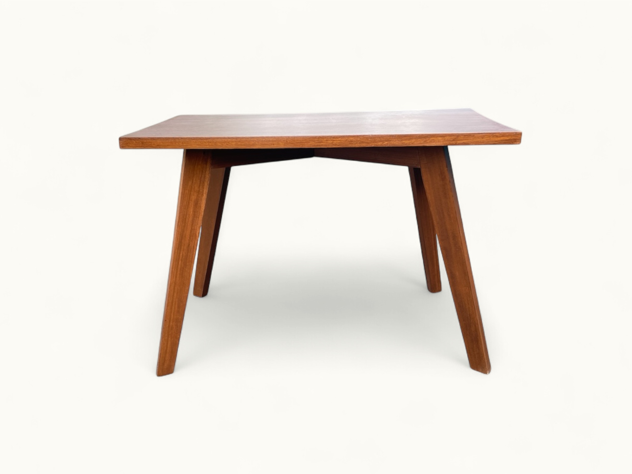 table basse en teck massif, d’inspiration scandinave et brutaliste circa 1950
