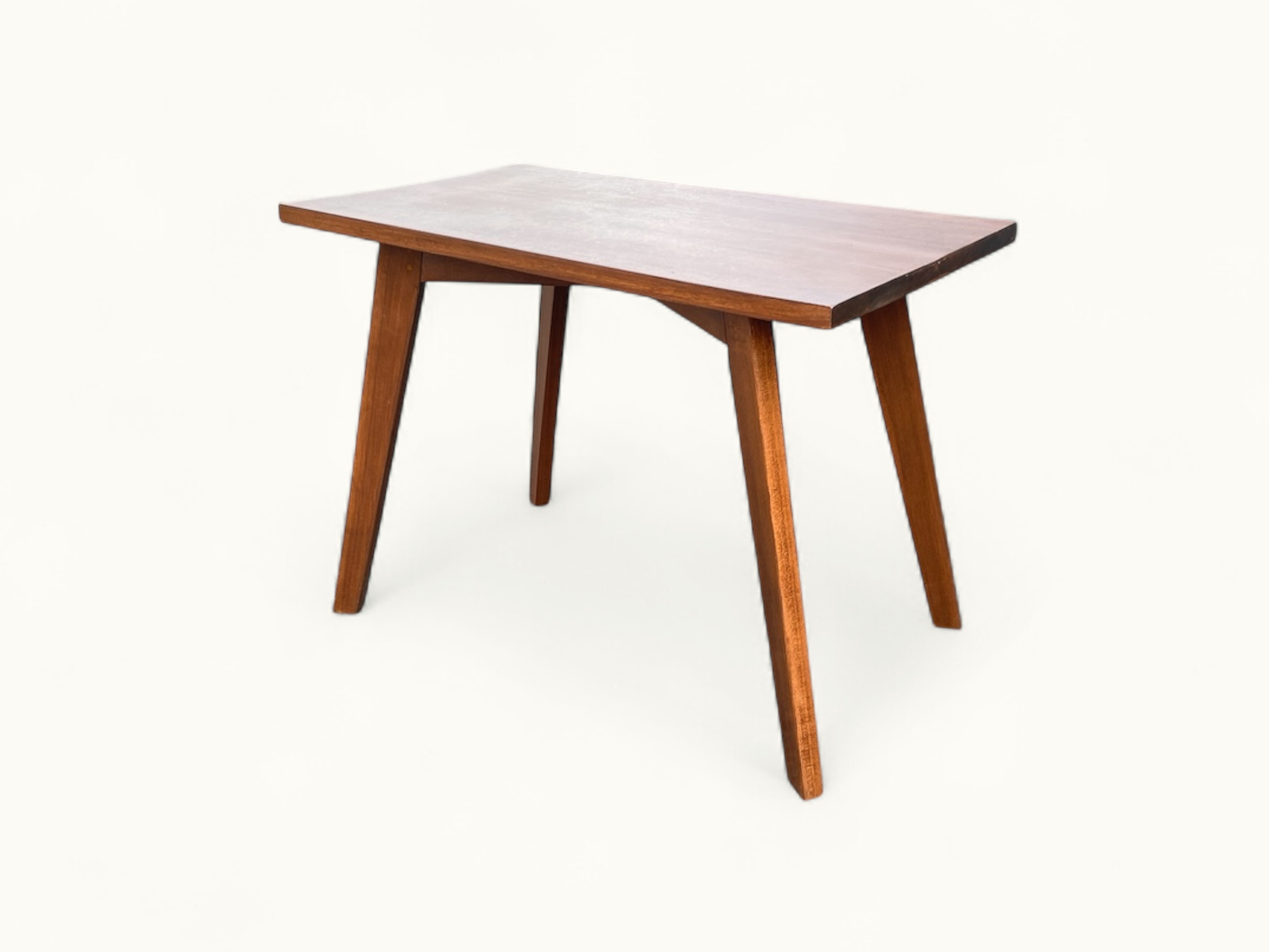 table basse en teck massif, d’inspiration scandinave et brutaliste circa 1950