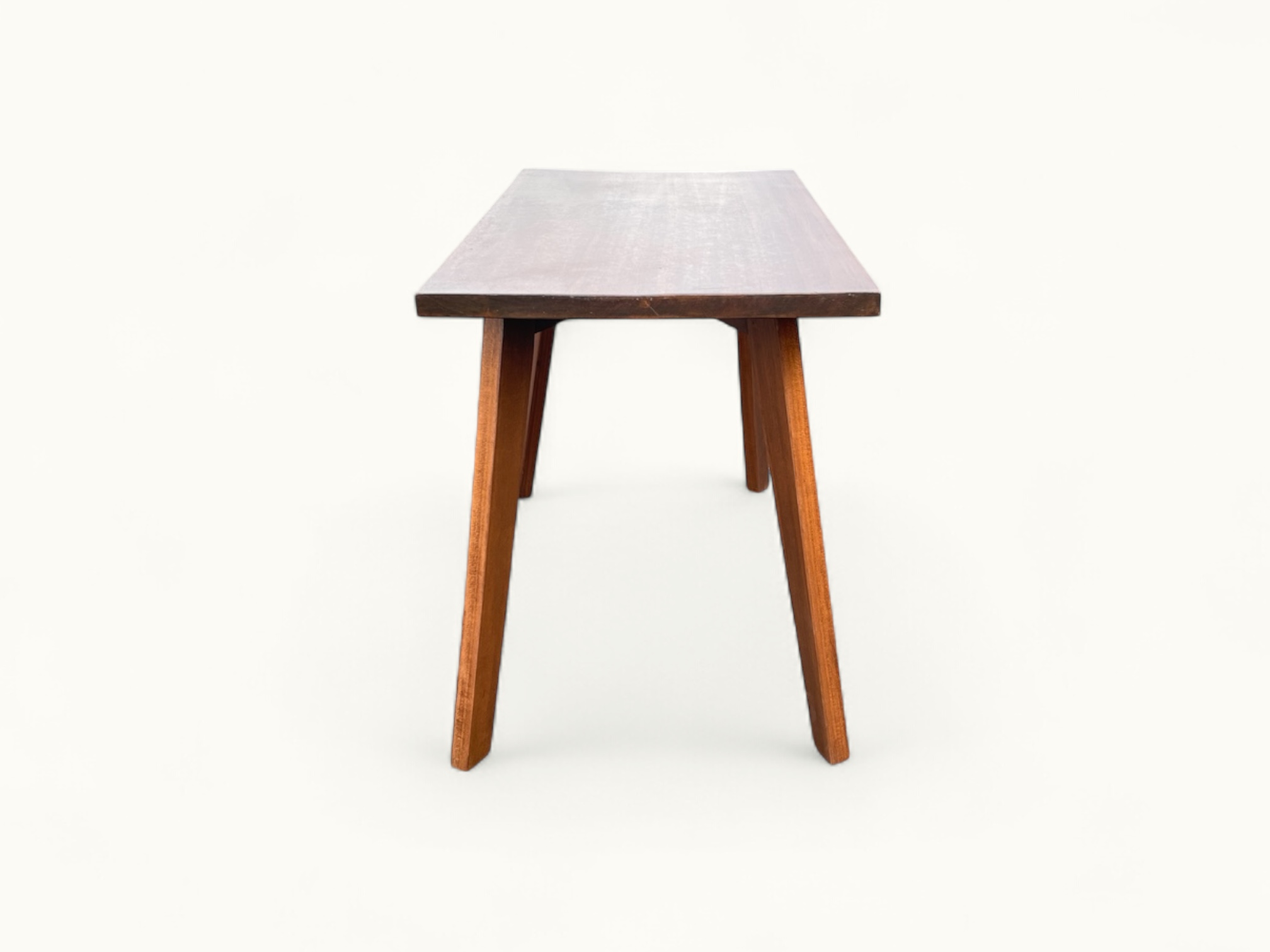 table basse en teck massif, d’inspiration scandinave et brutaliste circa 1950