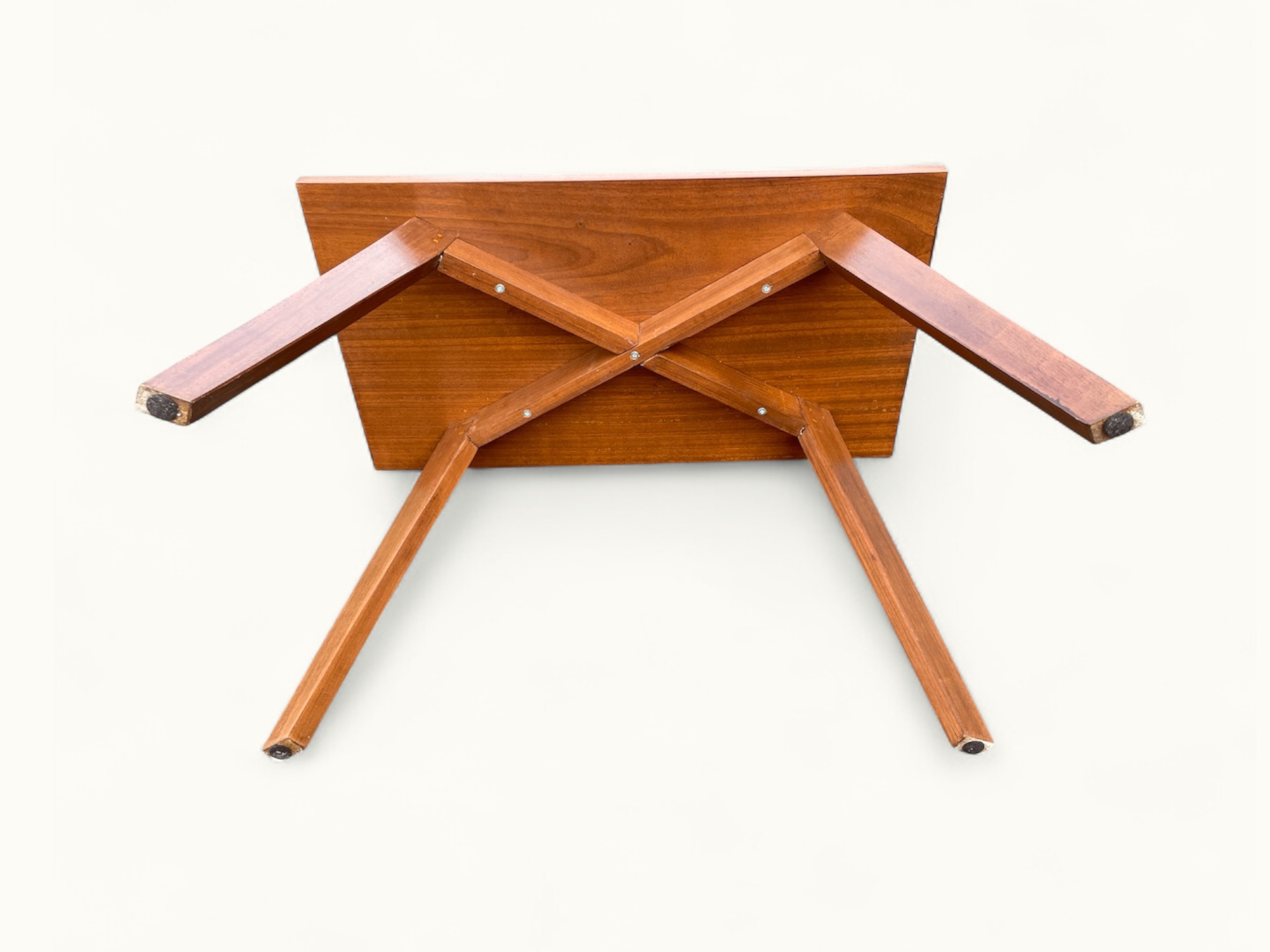 Table-basse-teck-Style-Scandinave-Brutaliste-circa-1950-5 table basse en teck massif, d’inspiration scandinave et brutaliste circa 1950