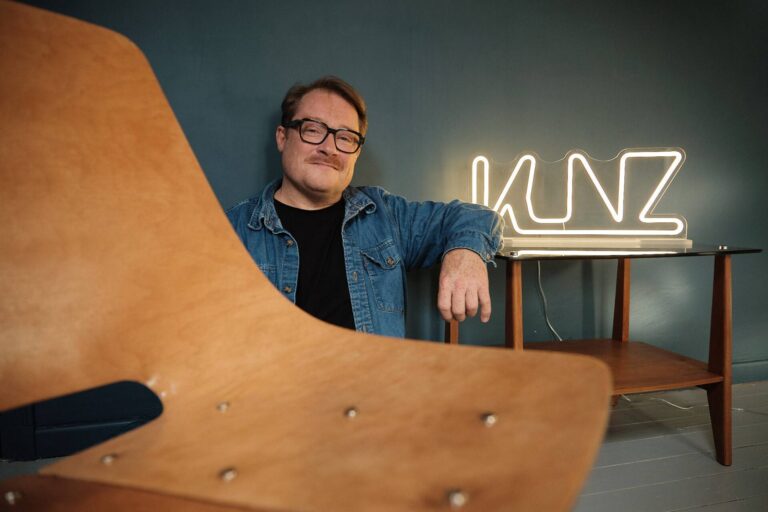 Sebastien Kunz - Fondateur de Kunz Design Galerie - mobilier design vintage signé et objets singuliers - Gueridon Dakar 1006 Roger Landault - Chaise Amsterdam A.R.P.