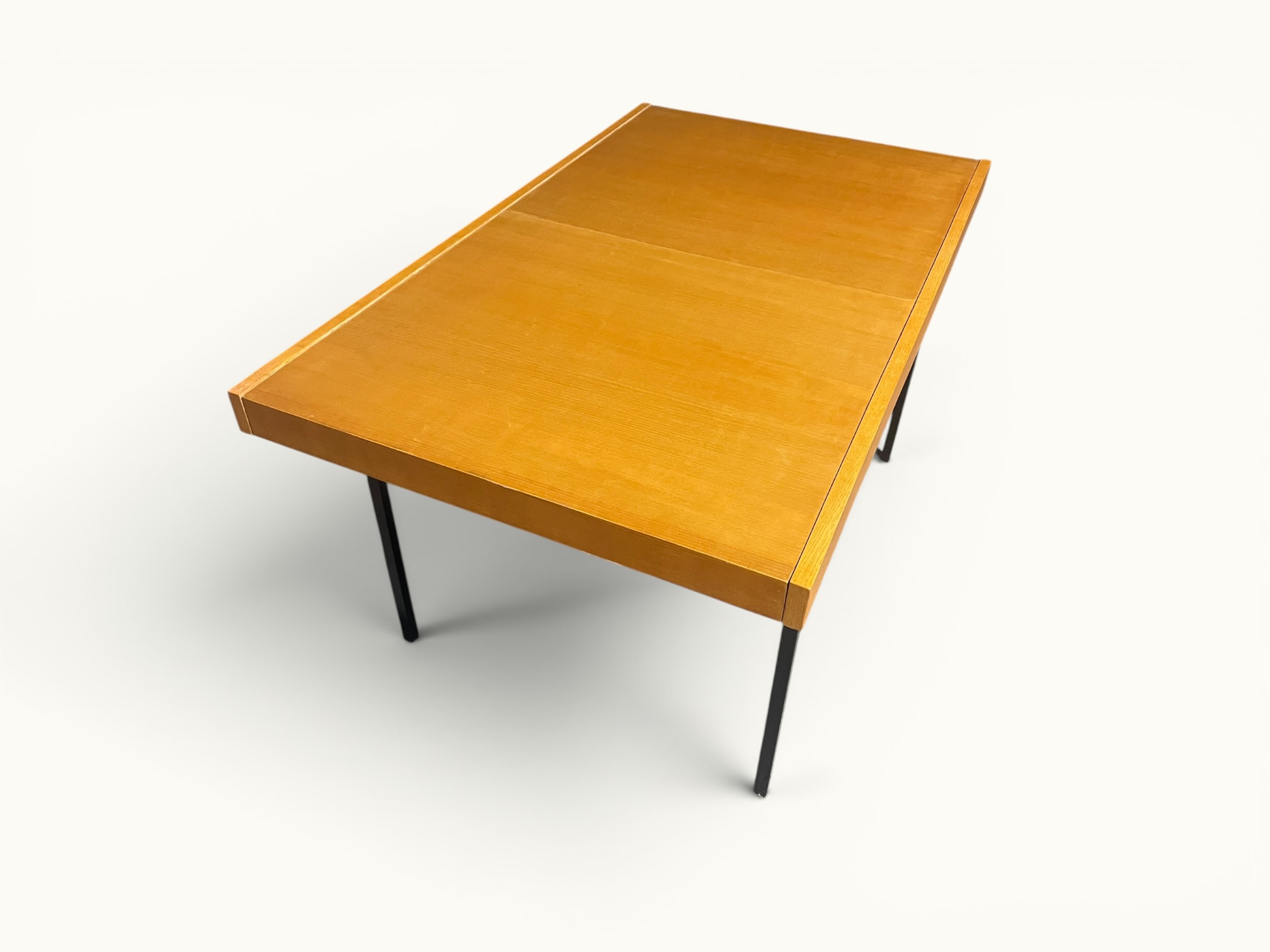 Table à manger extensible ARP Guariche Mortier Motte éditée par Minvielle vers 1960 plaqué frêne piètement métal laqué noir