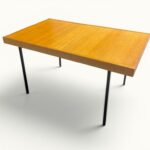 Table à manger extensible ARP Guariche Mortier Motte éditée par Minvielle vers 1960 plaqué frêne piètement métal laqué noir