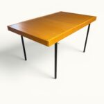 Table à manger extensible ARP Guariche Mortier Motte éditée par Minvielle vers 1960 plaqué frêne piètement métal laqué noir