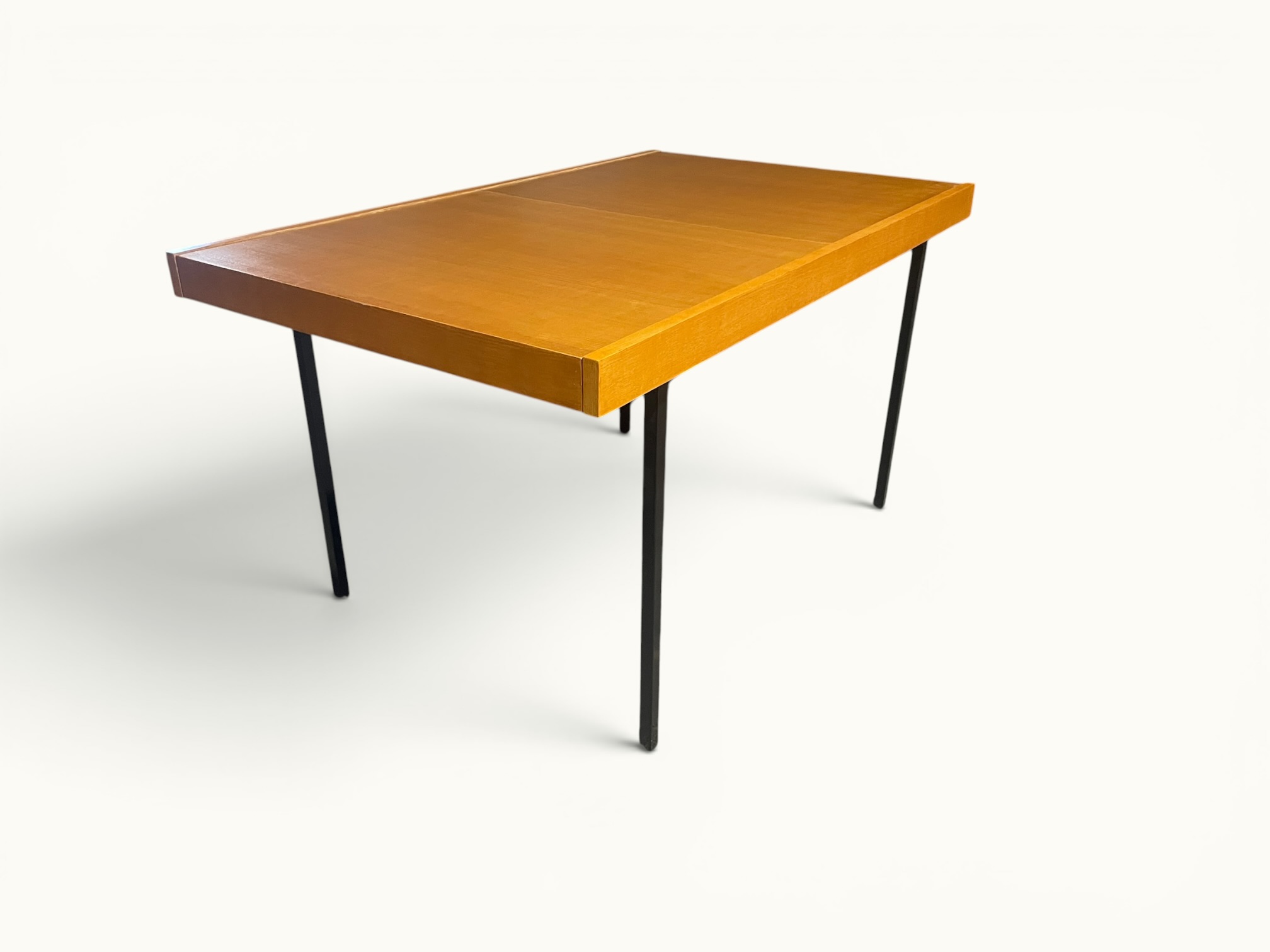 Table à manger extensible ARP Guariche Mortier Motte éditée par Minvielle vers 1960 plaqué frêne piètement métal laqué noir
