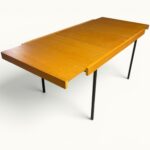Table à manger extensible ARP Guariche Mortier Motte éditée par Minvielle vers 1960 plaqué frêne piètement métal laqué noir