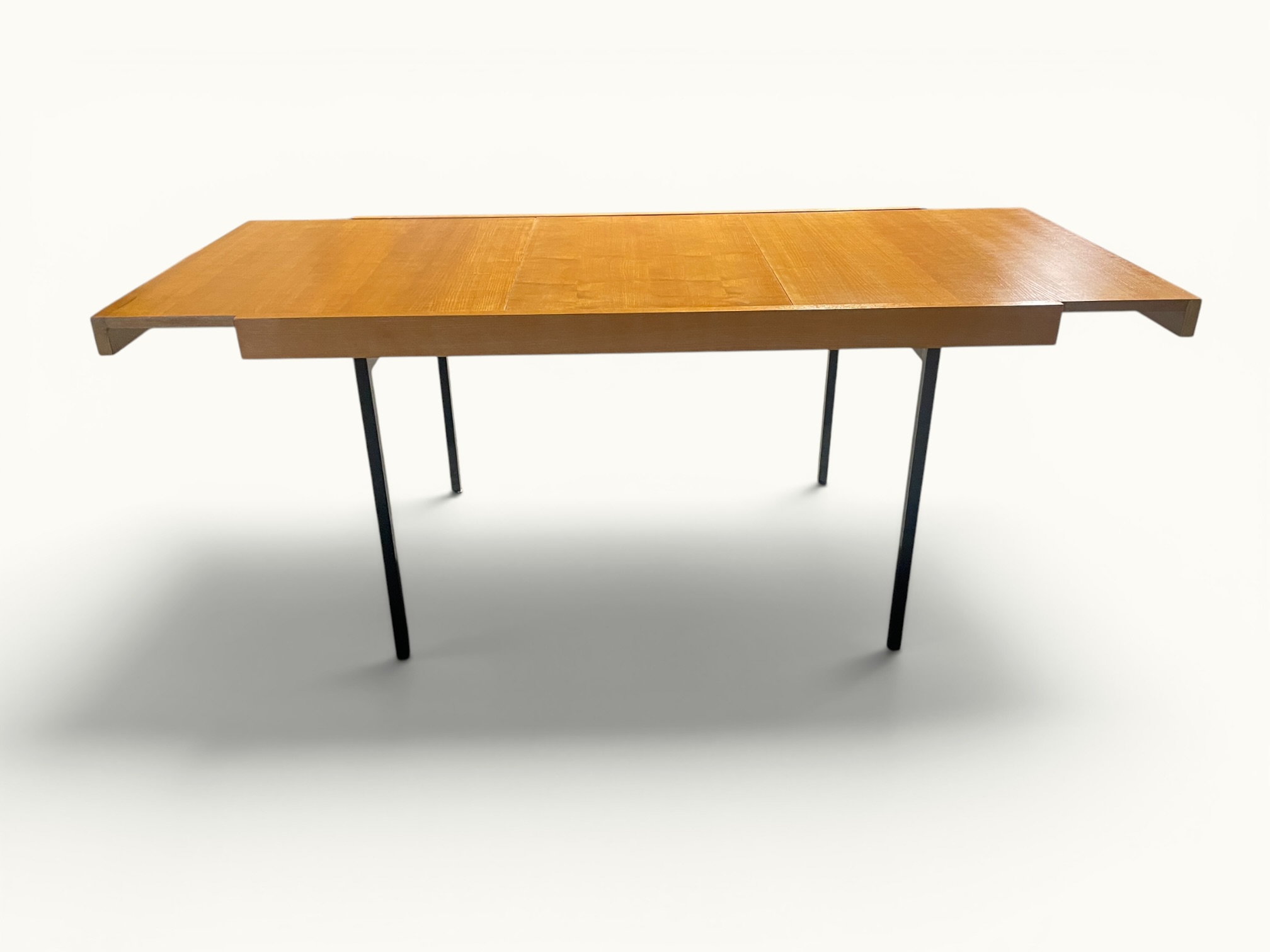 Table à manger extensible ARP Guariche Mortier Motte éditée par Minvielle vers 1960 plaqué frêne piètement métal laqué noir