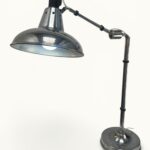Lampe orientable ÉCLAIR n°22 — Eugène Émile Houillon, France, vers 1930. Base aluminium, bras double articulé à rotule centrale, abat-jour métal d'origine. Luminaire d'atelier vintage d'origine.