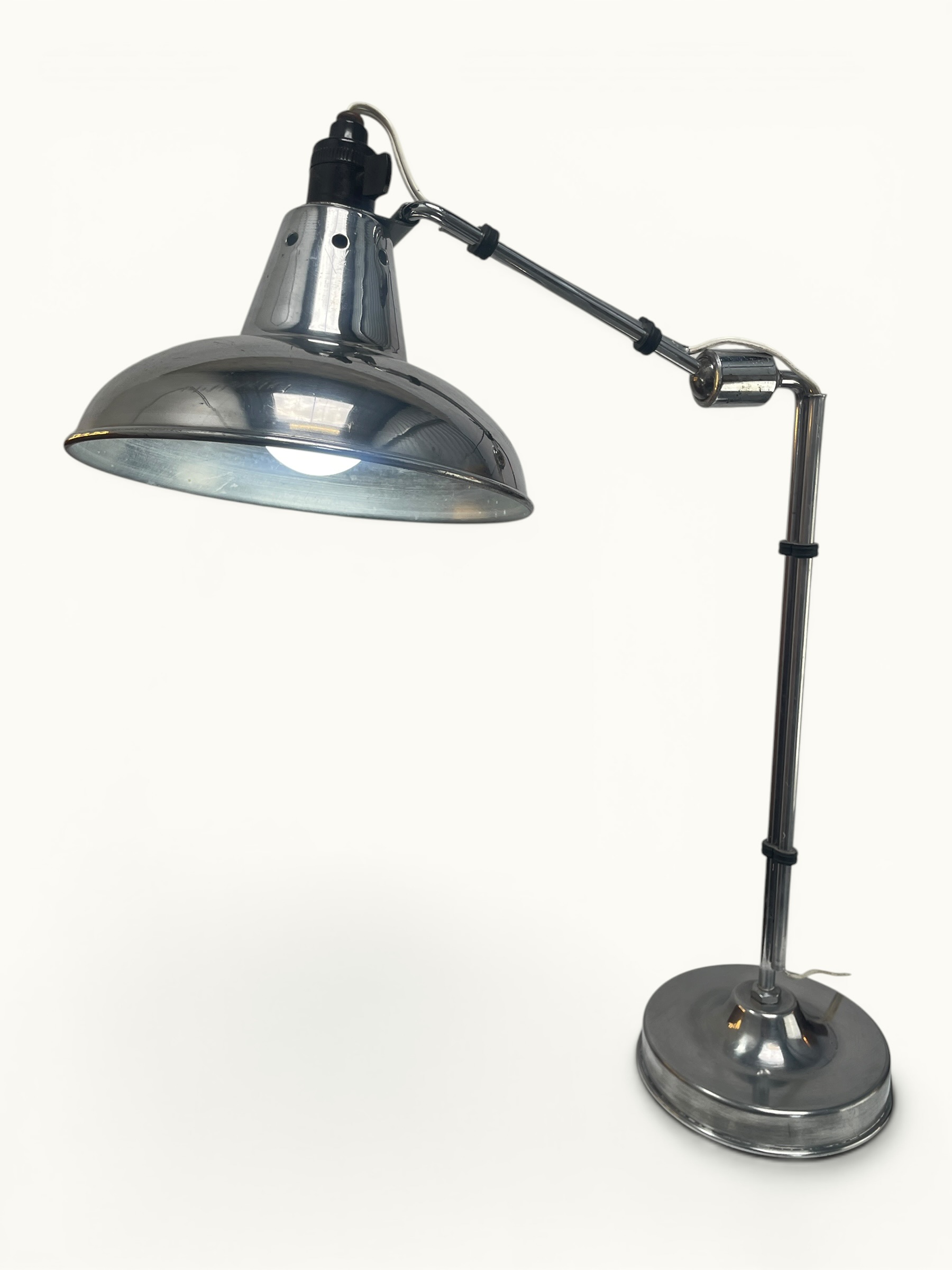 Lampe orientable ÉCLAIR n°22 — Eugène Émile Houillon, France, vers 1930. Base aluminium, bras double articulé à rotule centrale, abat-jour métal d'origine. Luminaire d'atelier vintage d'origine.