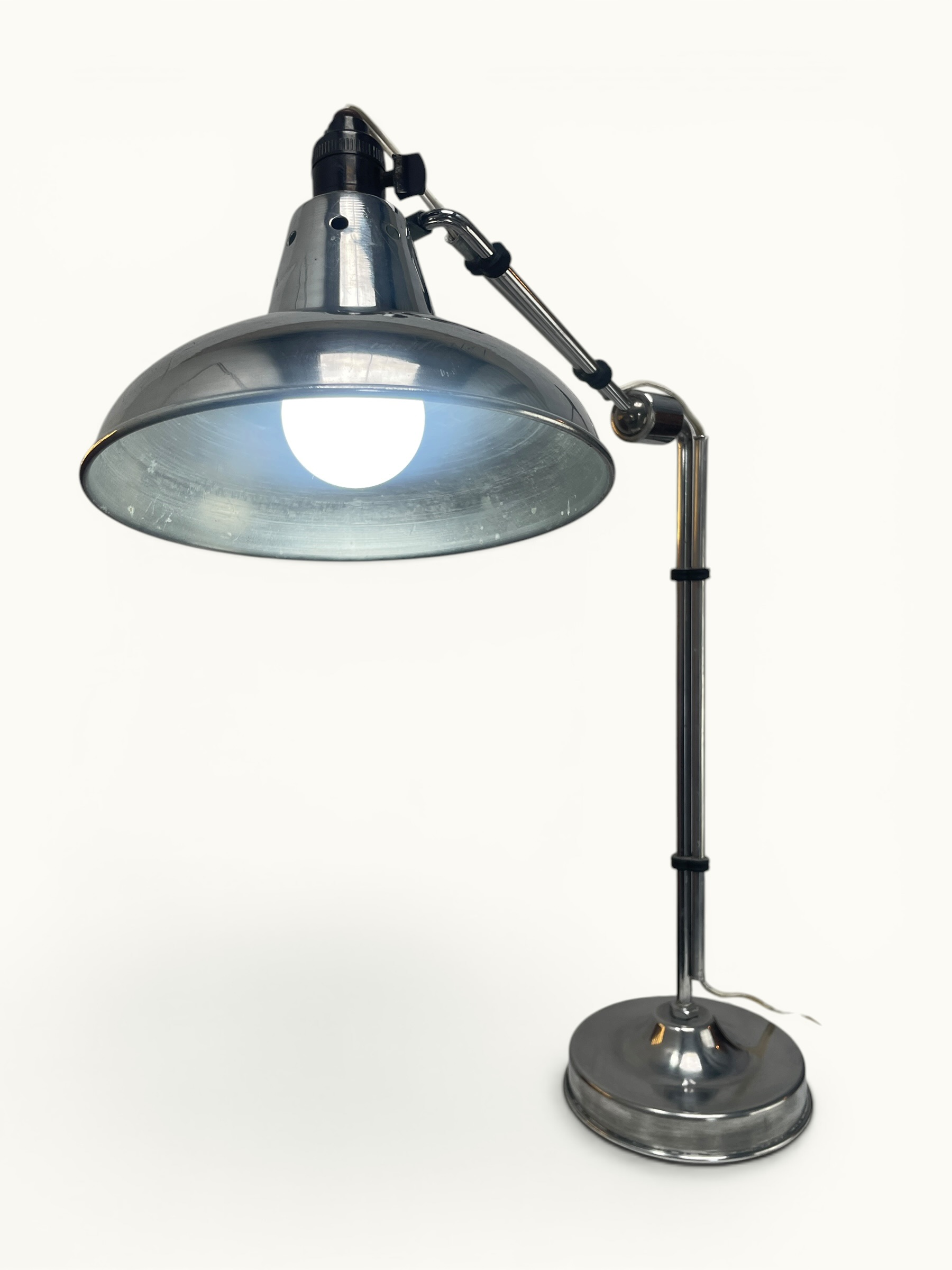 Lampe orientable ÉCLAIR n°22 — Eugène Émile Houillon, France, vers 1930. Base aluminium, bras double articulé à rotule centrale, abat-jour métal d'origine. Luminaire d'atelier vintage d'origine.