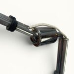 Lampe orientable ÉCLAIR n°22 — Eugène Émile Houillon, France, vers 1930. Base aluminium, bras double articulé à rotule centrale, abat-jour métal d'origine. Luminaire d'atelier vintage d'origine.