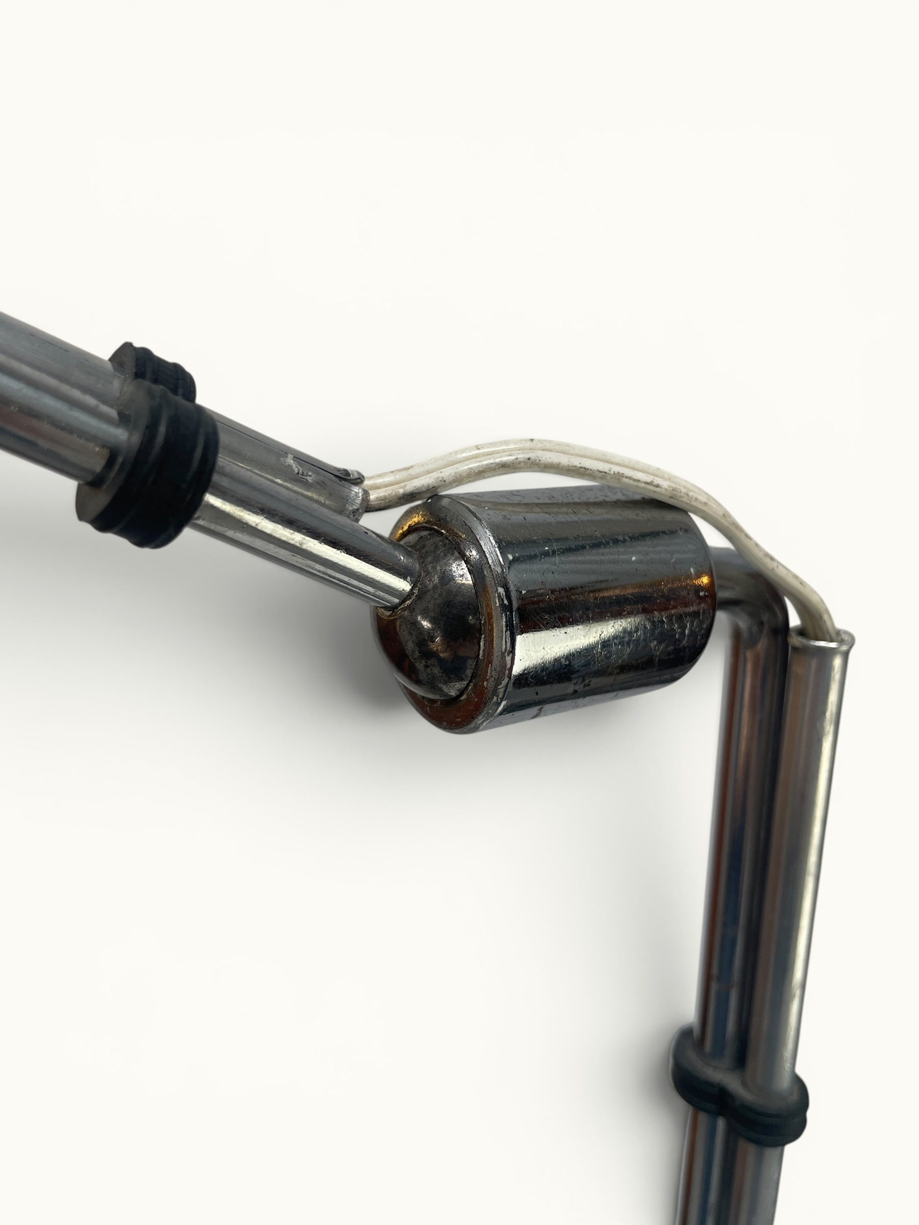 Lampe orientable ÉCLAIR n°22 — Eugène Émile Houillon, France, vers 1930. Base aluminium, bras double articulé à rotule centrale, abat-jour métal d'origine. Luminaire d'atelier vintage d'origine.