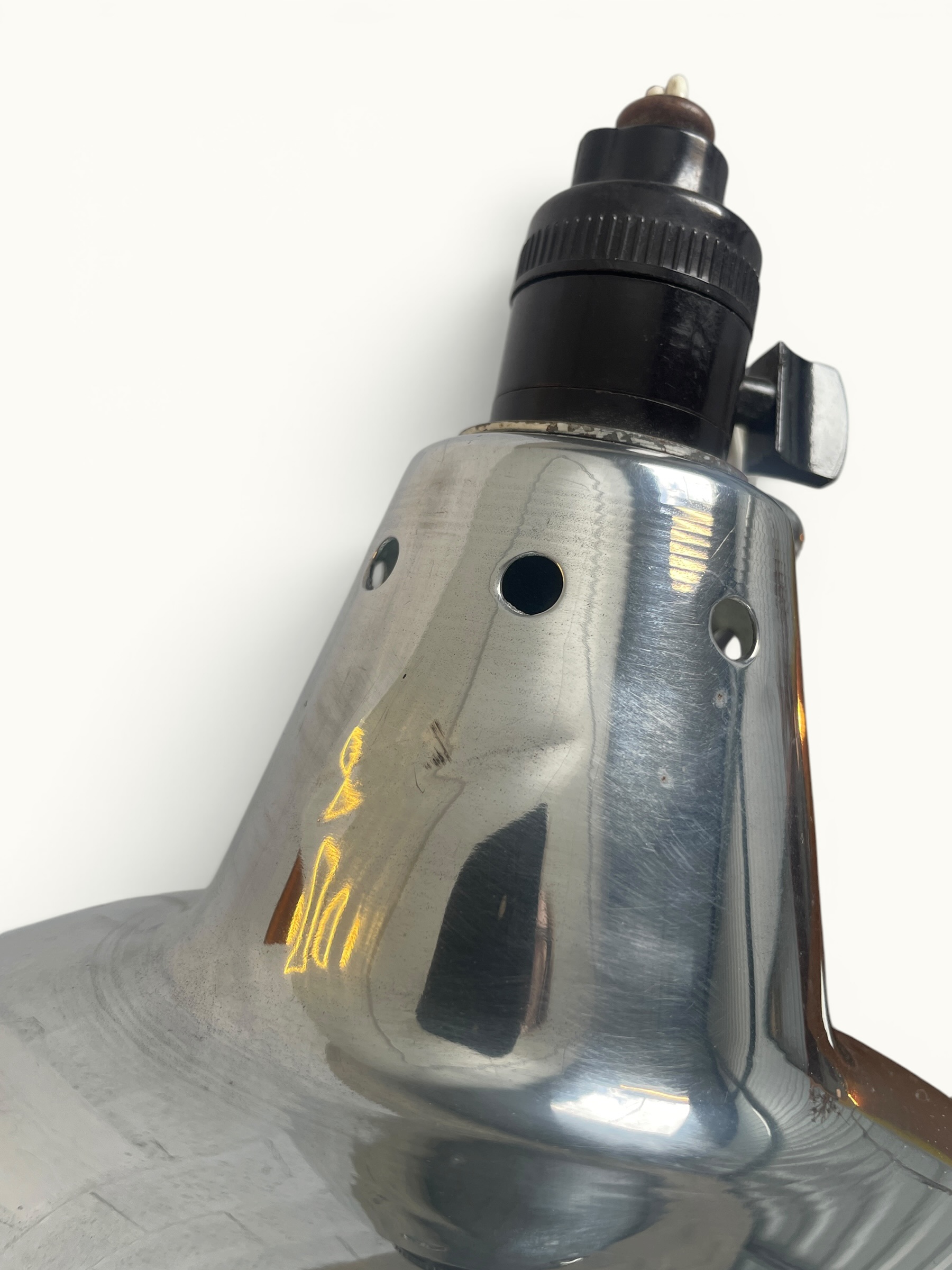 Lampe orientable ÉCLAIR n°22 — Eugène Émile Houillon, France, vers 1930. Base aluminium, bras double articulé à rotule centrale, abat-jour métal d'origine. Luminaire d'atelier vintage d'origine.