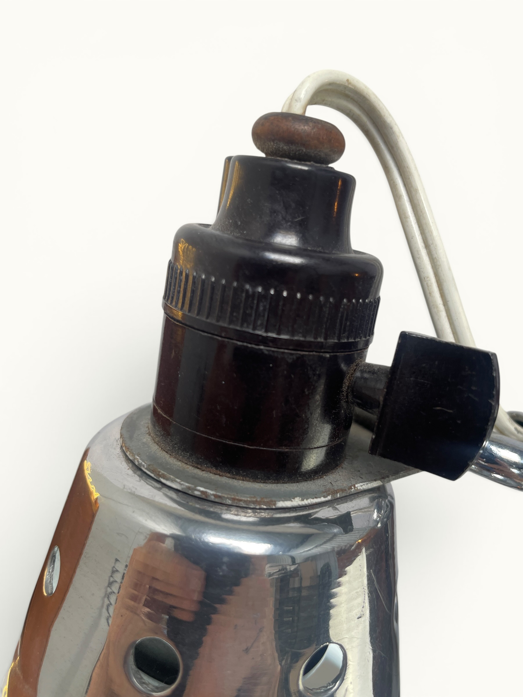 Lampe orientable ÉCLAIR n°22 — Eugène Émile Houillon, France, vers 1930. Base aluminium, bras double articulé à rotule centrale, abat-jour métal d'origine. Luminaire d'atelier vintage d'origine.