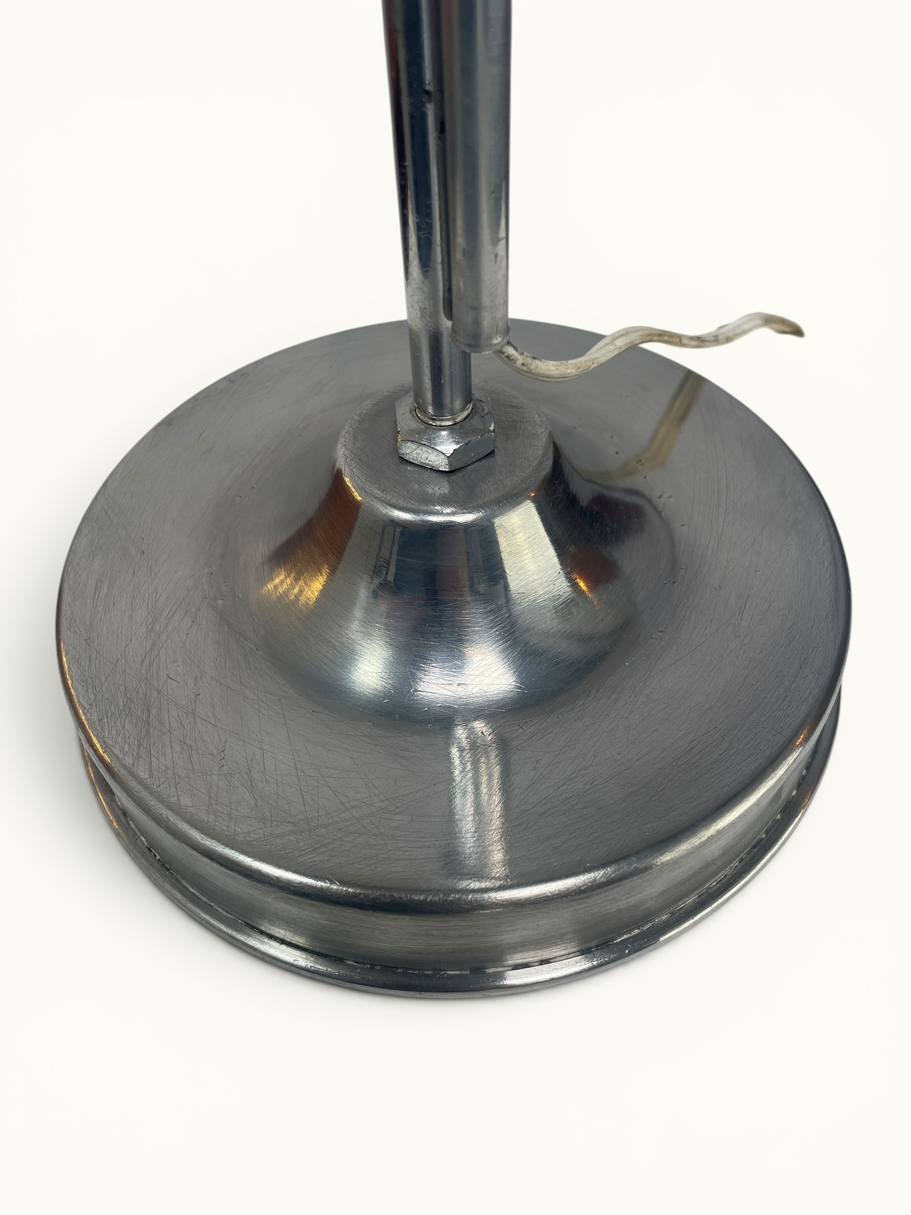 Lampe orientable ÉCLAIR n°22 — Eugène Émile Houillon, France, vers 1930. Base aluminium, bras double articulé à rotule centrale, abat-jour métal d'origine. Luminaire d'atelier vintage d'origine.