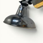 Lampe orientable ÉCLAIR n°22 — Eugène Émile Houillon, France, vers 1930. Base aluminium, bras double articulé à rotule centrale, abat-jour métal d'origine. Luminaire d'atelier vintage d'origine.