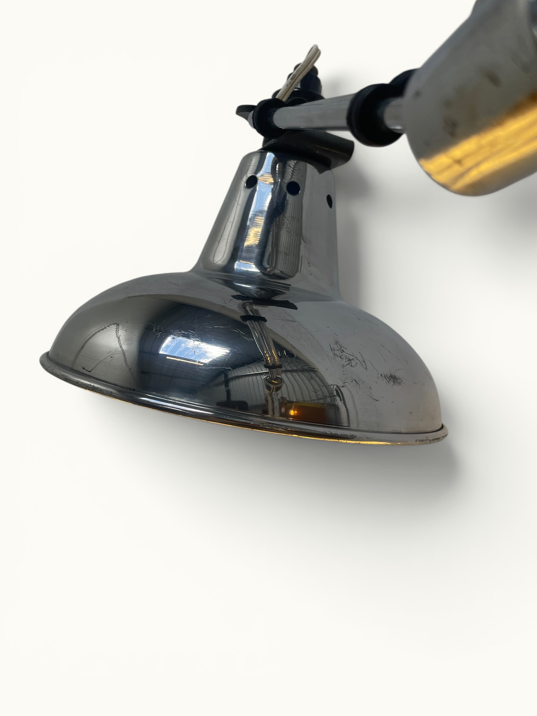 Lampe orientable ÉCLAIR n°22 — Eugène Émile Houillon, France, vers 1930. Base aluminium, bras double articulé à rotule centrale, abat-jour métal d'origine. Luminaire d'atelier vintage d'origine.