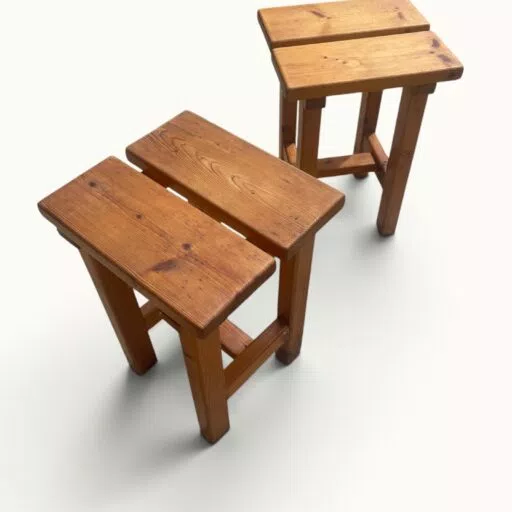 Paire tabourets pin massif brutaliste dans le goût Maison Regain Charlotte Perriand Les Arcs circa 1960 1970 OVNI Kunz Design Galerie