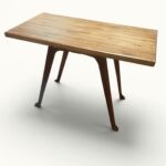 Table basse brutaliste tout bois — pieds en spatule sculptés — France, circa 1950-1960 — OVNI